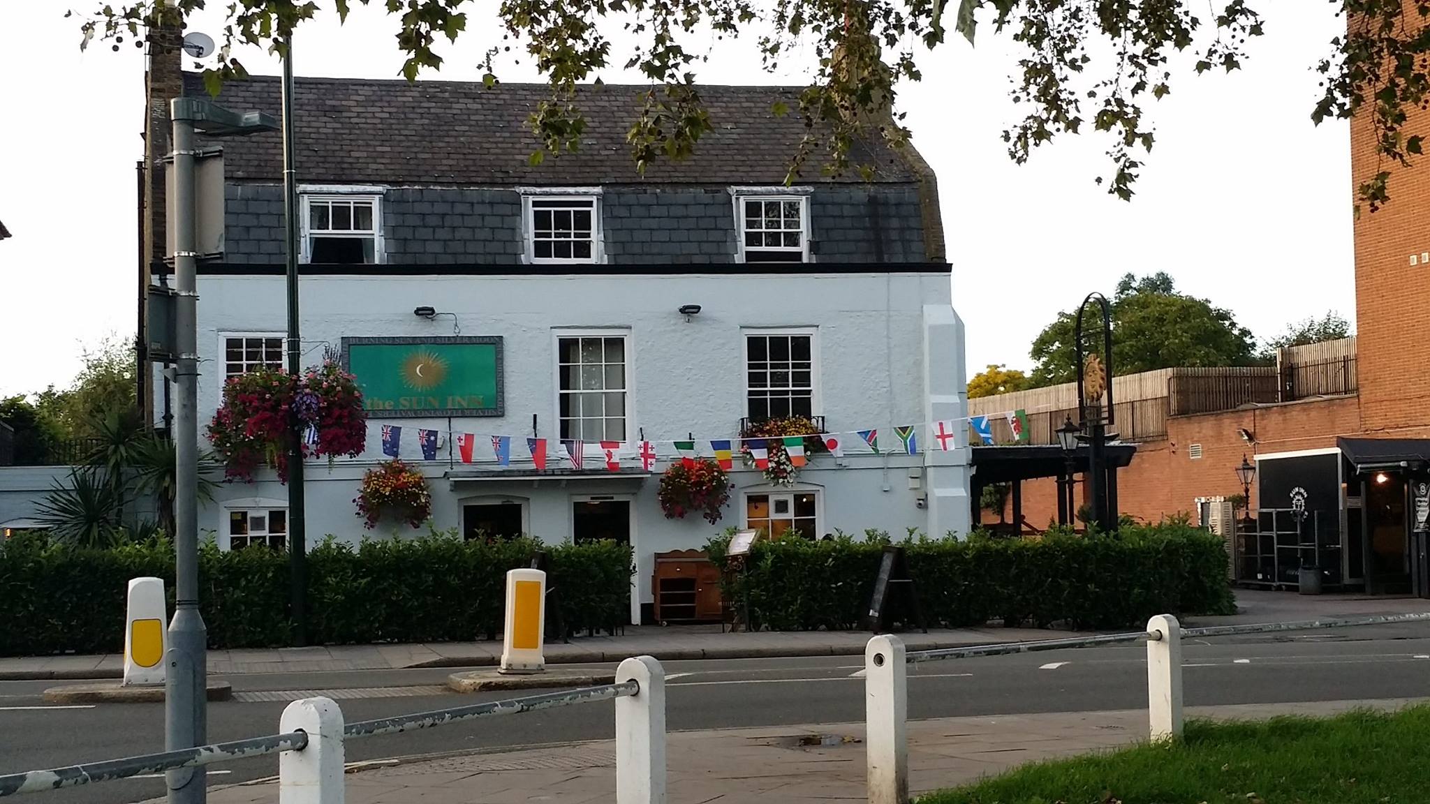 The Sun Inn Barnes London unchanged does not serve American craft beer now